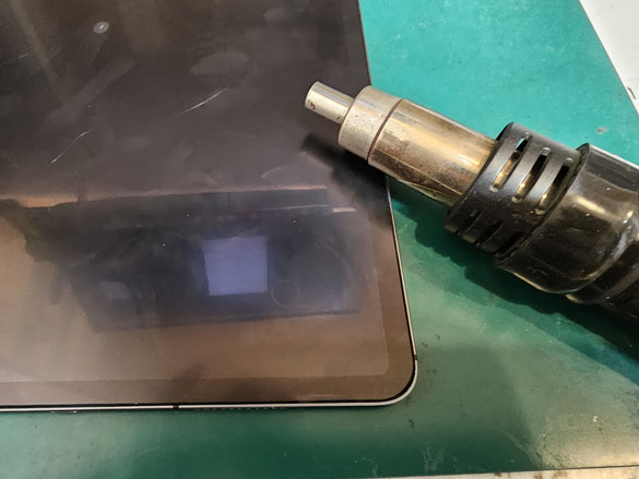 シートヒーターとヒートがんで温めて画面を外しているiPad Pro 12.9インチ 第5世代