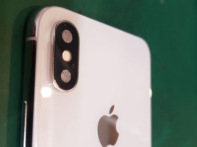 iPhoneX内部に水が入り水没してカメラレンズが曇った