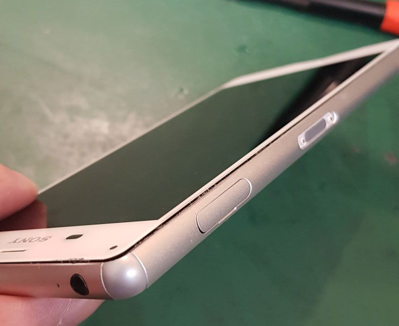 他店修理でお困りのxperia　ｚ3を再修理できれいに直した