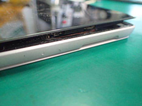 surface bookバッテリー膨張でディスプレイの浮き
