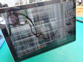 画面破損でノイズ表示に帯状の黒い未表示があるSurface PRO7