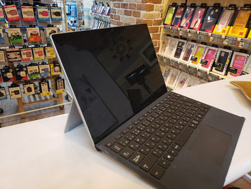液晶が割れ画面表示不良のSurface Pro5