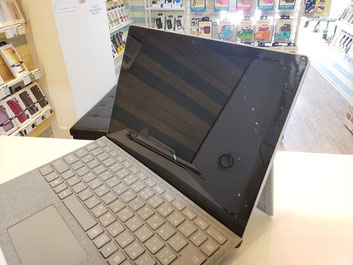 画面上部右端が割れたSurface Pro5