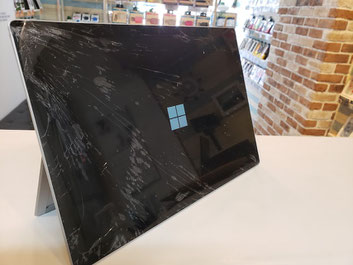 画面左下部が割れたSurface Pro7
