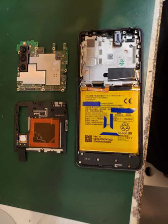 AQUOS ZERO5G BASICのロジックボードのブラケット取り外し