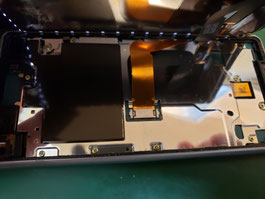 ディスプレイケーブルを取り外したXperia ACE