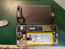 バッテリーを取り外しているMotorola 5G Plus
