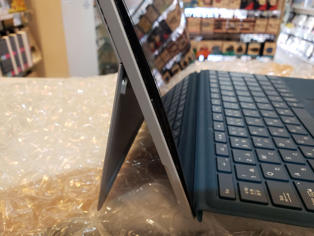 Surface Pro4　膨張したバッテリーが画面を押し上げている