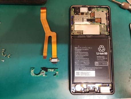 SONY  XPERIA 10 IIIのディスプレイ取り外しのため、スピーカーカバーを外したところ