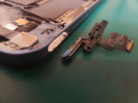 iPad Air 5の破損したスリープ（電源ボタン）を取り外したところ