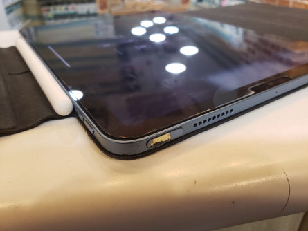 SONY XPERIA 10 IIIが画面故障で緑色に発色してタッチもできない状態