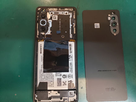 SONY XPERIA 10 Ⅳ のバックパネルを取り外した状態