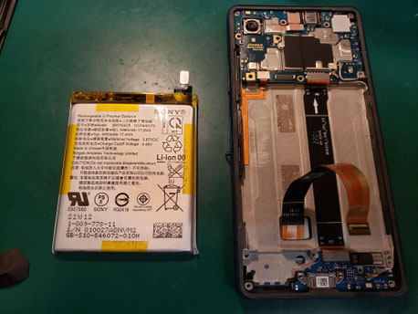 バッテリーを外して画面ケーブルを外したXPERIA Ace3
