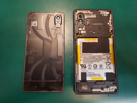 背面パネルを取り外したSONY XPERIA Ace3