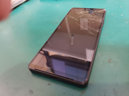 SONY XPERIA 1 Ⅲが落下原因で画面のガラスが割れてしまった