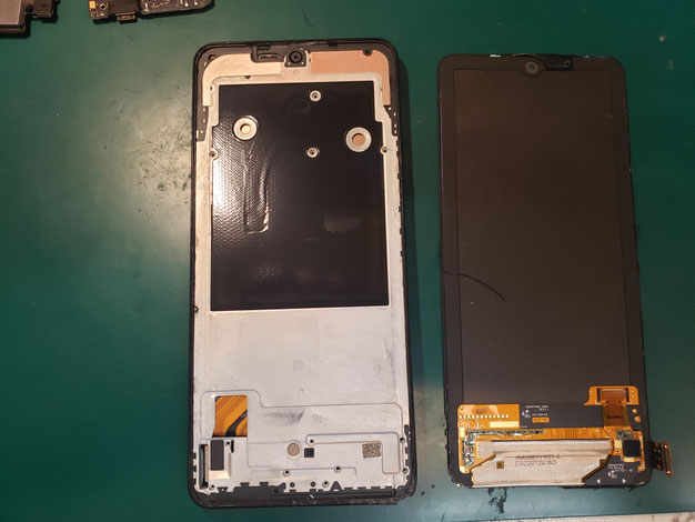 ディスプレイ表示しないフロントパネルを外したXiaomi　Redmi NOTE 11PRO 