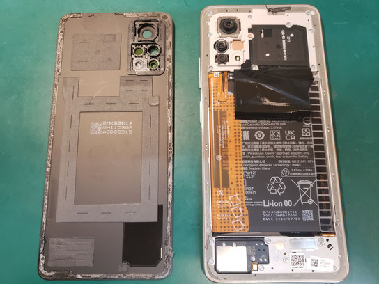 バックパネルを取り外したXiaomi Redmi 11 Pro