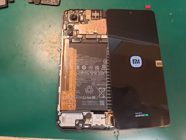 新しいディスプレイを仮付けして動作確認している　Xiaomi Redmi NOTE 11 Pro