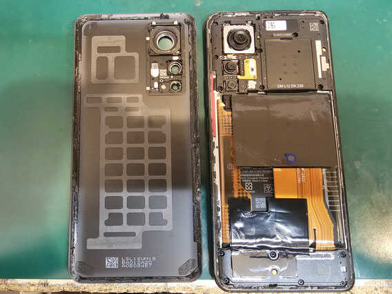 バックパネルを取り外したXiaomi12T Proの写真