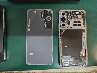 バックパネルを取り外したSamsung  Galaxy S22