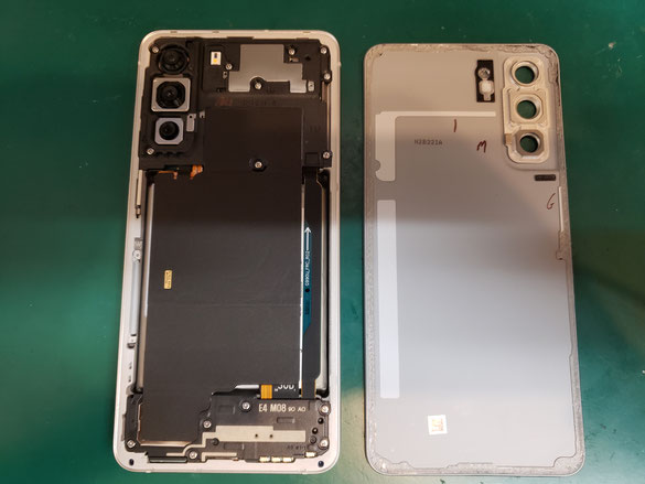 バックパネルを取り外しカー分グラファイトシートを外したSamsung Galaxy S21 FE