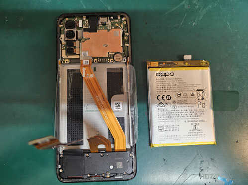 バッテリーを取り外したRENO3A