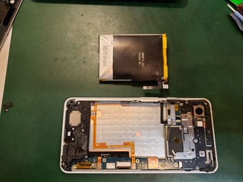 バッテリーを外したpixel3XL