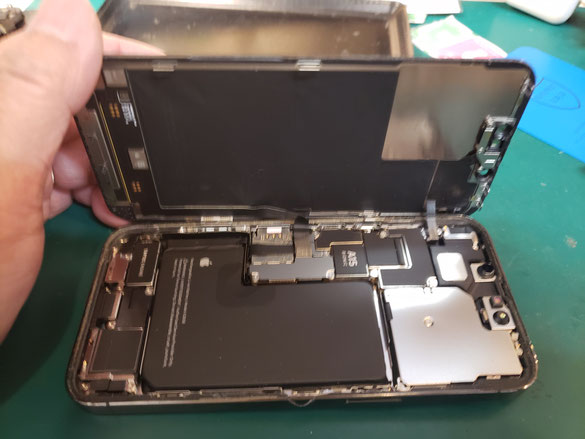 フロントパネルを取り外したiPhone 13 Pro 