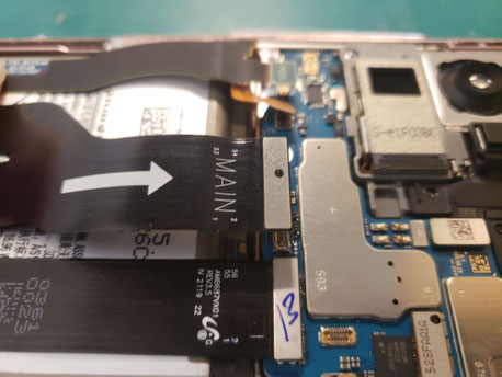 マザーボードに繋がるケーブルフレックを取り外したSamsung Galaxy S22 ultra