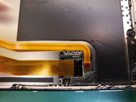 取付位置からはみ出た膨張バッテリーのGalaxy NOTE9