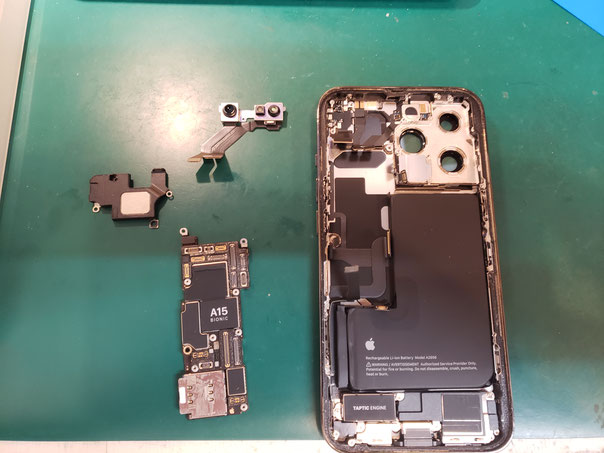 基盤にトップスピーカーとTrue Depthカメラを取り外したiPhone 13 Pro 