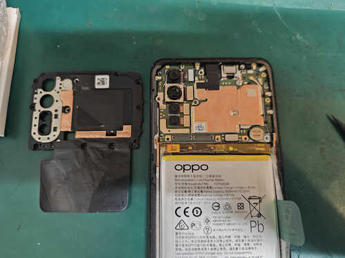 基盤カウリングを外したOPPO Reno 3 A 