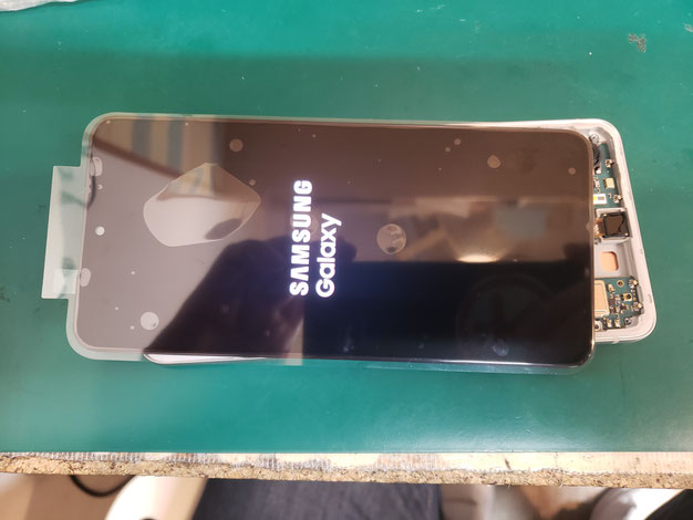 新しい画面を取り付けて動作確認中のGalaxy S21 FE