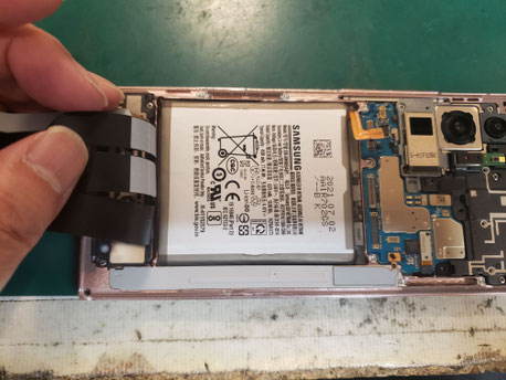 新品のバッテリーを取り付けたSamsung Galaxy S22 ultra