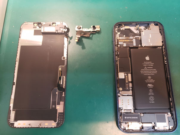 画面を外した後True Depthカメラを取り外したiPhone 12 Pro 