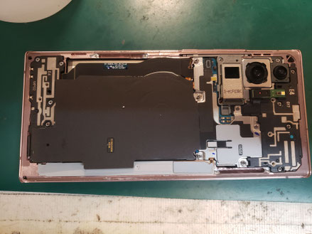 背面パネルを取り外したSamsung Galaxy S22 ultra