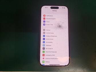 落下原因でガラスが割れて液晶表示不良のiPhone 14 Pro