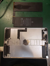 iPadフレームからバッテリーを外した状態