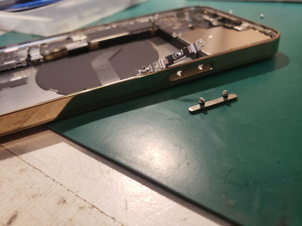 iPhone 12 Pro 電源ボタンの押し込みが弱く無反応