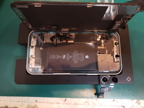 iPhone11カメラ修理のため画面を取り外した状態の写真