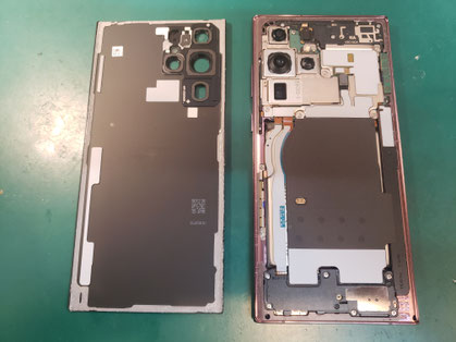 Samsung Galaxy S22 ultra のバックパネルを取り外した状態
