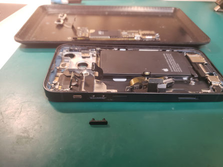 SONY XPERIA 10 IIIが画面故障で緑色に発色してタッチもできない状態
