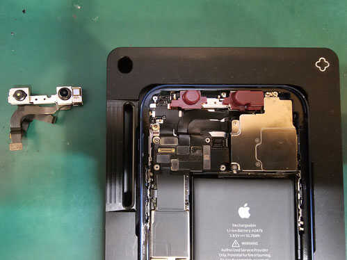 True Depthカメラ交換中のiPhone12mini
