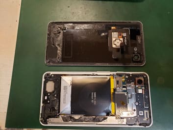 zipソケットを外しバックパネルを外したpixel3XL