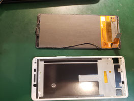 ディスプレイの取り外したXperia 10Ⅱ