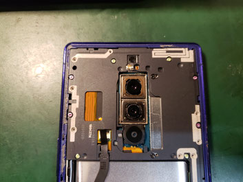 基盤ブラケットで覆われているXPERIA1の基盤まわり 