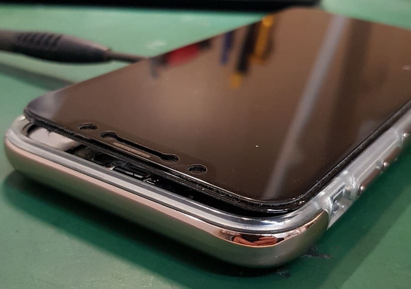 iPhoneコピーパネルの接着強度が低くベゼルからガラスが浮いてしまった状態
