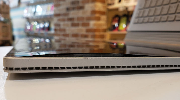 surface bookバッテリー膨張でディスプレイの浮き