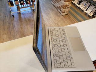 Surface BOOK膨張したバッテリーの影響で画面が浮いている