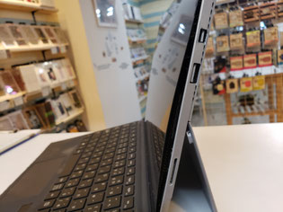 Surface PRO5膨張したバッテリーの影響で画面が浮いている